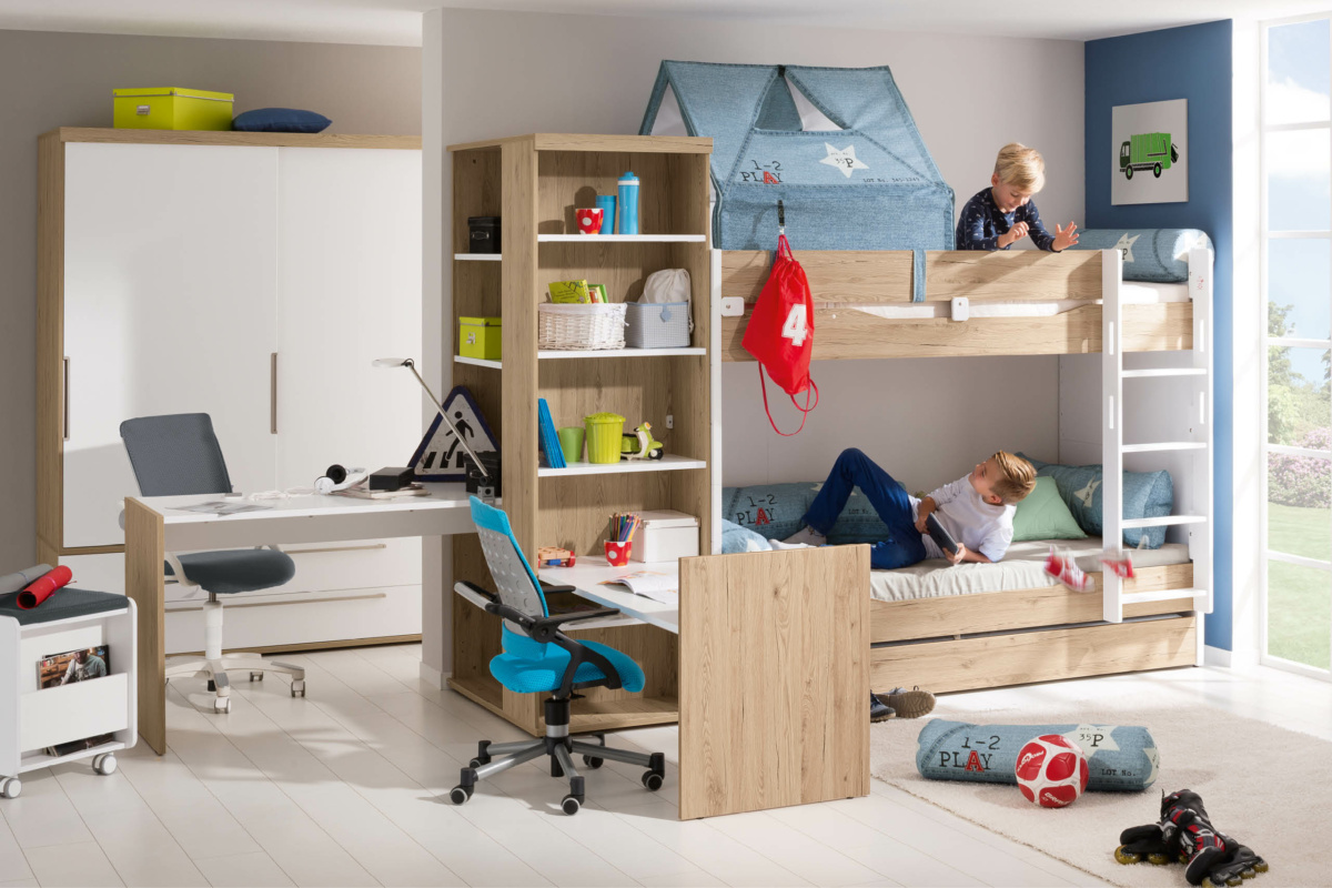 Ein modernes Kinderzimmer mit einem Hochbett, auf dem zwei Jungen spielen. Das Bett ist aus Holz, mit blauen Stoffelementen und einem Dach versehen. Ein Schreibtisch mit Bürostuhl und Regalen steht daneben, alles in hellen und natürlichen Farben gehalten. Im Raum liegen ein Fußball und Spielzeug.