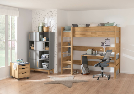 Jugendzimmer einrichten: Jugendzimmer mit einem Hochbett aus Holz, darunter ein Schreibtisch und ein ergonomischer Stuhl. Regale und ein kleiner rollbarer Schrank bieten zusätzlichen Stauraum. Helle Farben und ein minimalistisches Design schaffen eine aufgeräumte Atmosphäre.